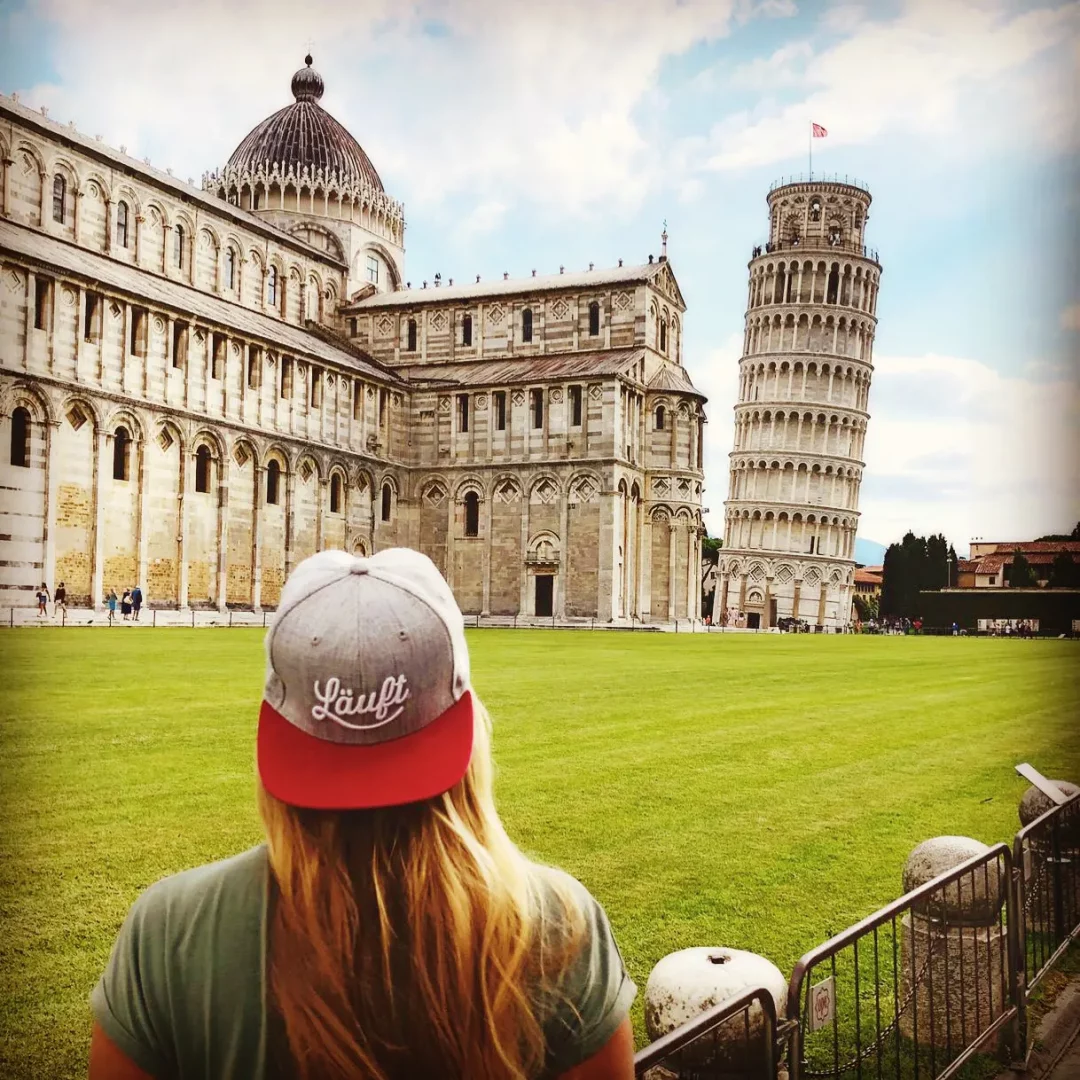 Läuft Cap am schiefen Turm von Pisa